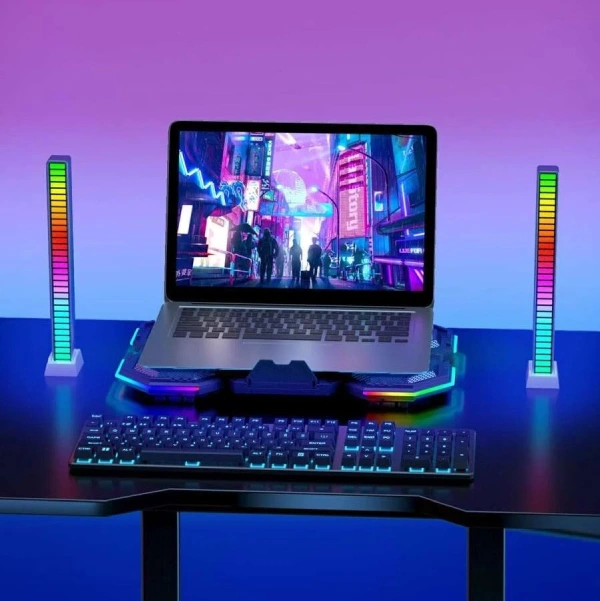 Zvucna sarena svetla pored laptopa